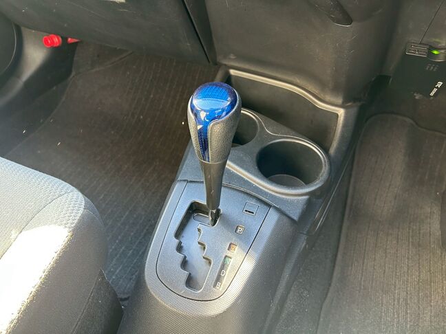 先進的なブルーのシフトノブ！快適な操作性。【アクア】